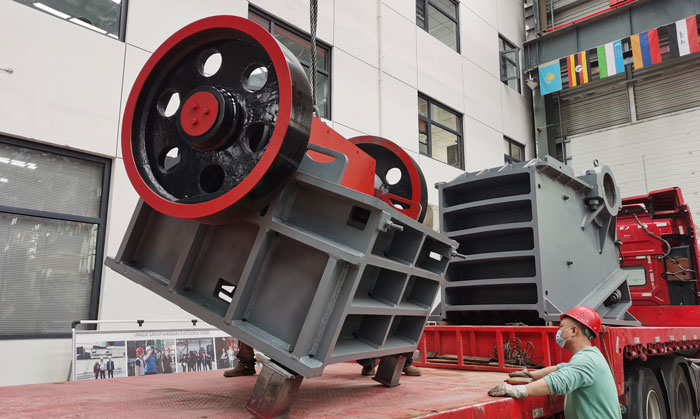 两台颚式破碎机发货,打造高效生产线